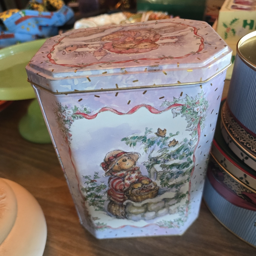 Vintage teddy bear christmas tin